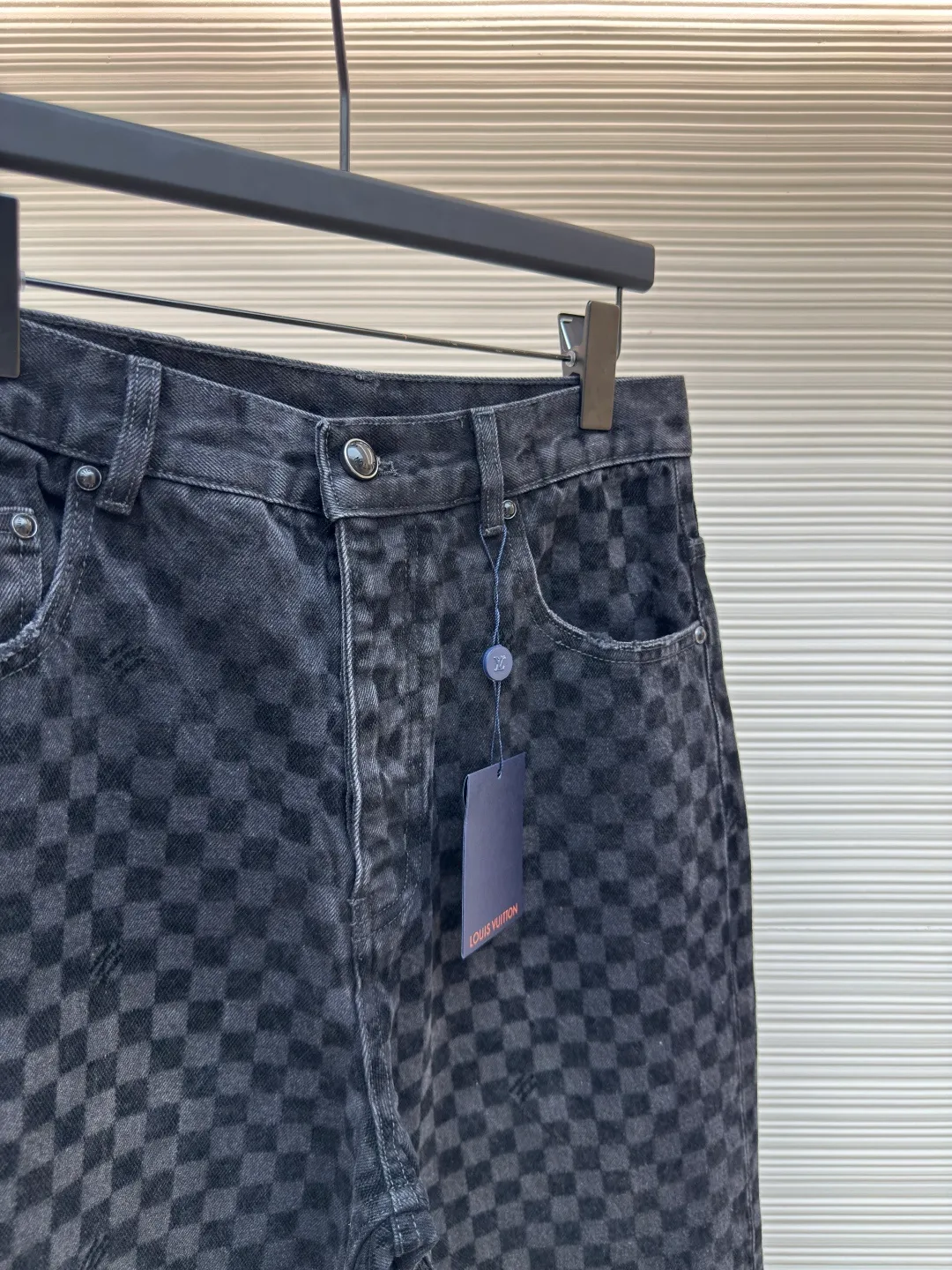 LOUIS VUITTON SS25 plaid gradient flocking jeans ●Authentic product: Purchased and developed at 17700 ●Item number: 1680023-B65 ●Fabric: twill cotton denim fabric ●Technology: Washing process ●Version: Fitted version ●Size: 30-32-34-36 ●Weight: about 930g ●Description: Made of 100% pure cotton washed vintage denim. The fabric has been specially treated to present a natural aged effect. The entire trousers are covered with Der check flocking patterns of different shades, subtly integrating the brand's iconic checkerboard elements into the design. The waistband is decorated with pearlescent buttons and metal rivets for decorative details, highlighting exquisite craftsmanship. The classic five-pocket tailoring design not only retains the practical function of traditional denim pants, but also gives it a modern and fashionable silhouette. The overall wiring is straight and delicate, the fabric is comfortable and soft, and the color is consistent without color difference. It can be matched with the same style to create a fashionable look and control various occasions. Customized accessories, complete with three standards, same style for men and women!